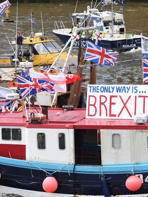 Befürworter des EU-Austritts mit Plakaten auf Booten auf der Themse in London.