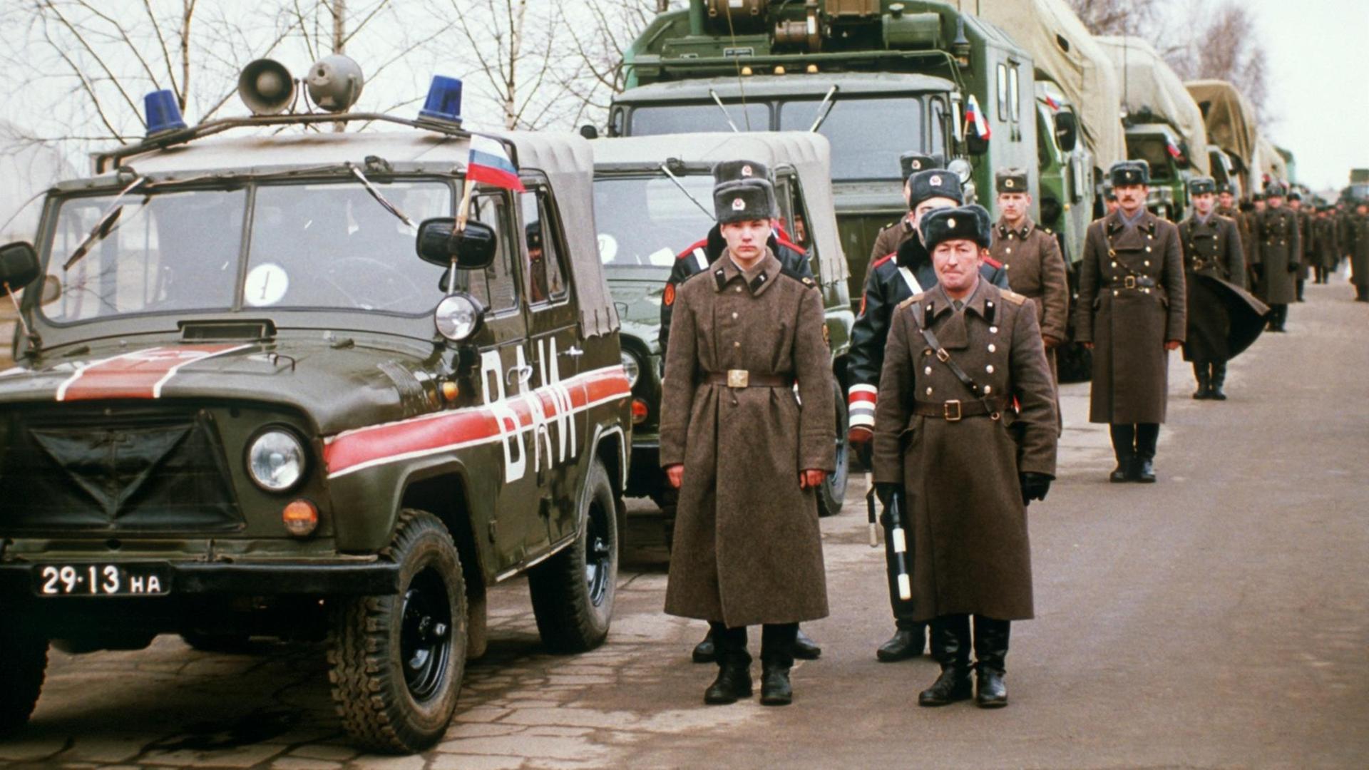 Sowjetische Truppen ziehen aus Litauen ab, aufgenommen am 3. März 1992. Litauen hatte am 11. März 1991 als erste sowjetische Unionsrepublik die Unabhängigkeit verkündet, diese wurde am 6. September 1991 auch vom Staatsrat der UdSSR akzeptiert.
