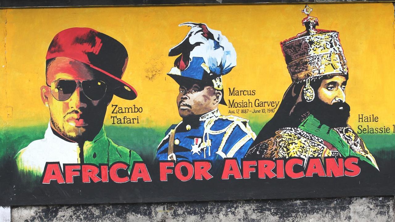 Musiker Zambo Tafari, Panafrikanist Marcus Garvey und Rastafari-Messias Haile Selassie auf einer Wandmalerei.