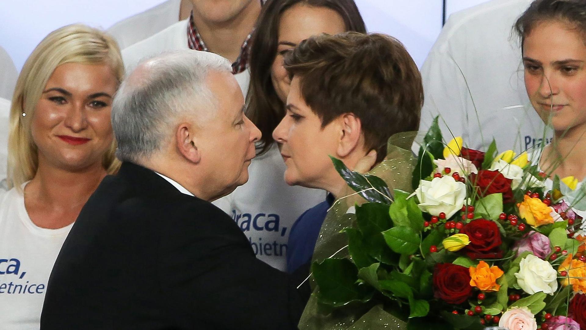 Jaroslaw Kaczynski gratuliert Beata Szydlo zum Wahlsieg