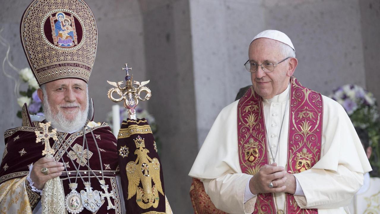 Papst Franziskus in Armenien im Juni 2016 gemeinsam mit dem Oberhaupt der Armenischen Kirche, Katholikos Karekin II.