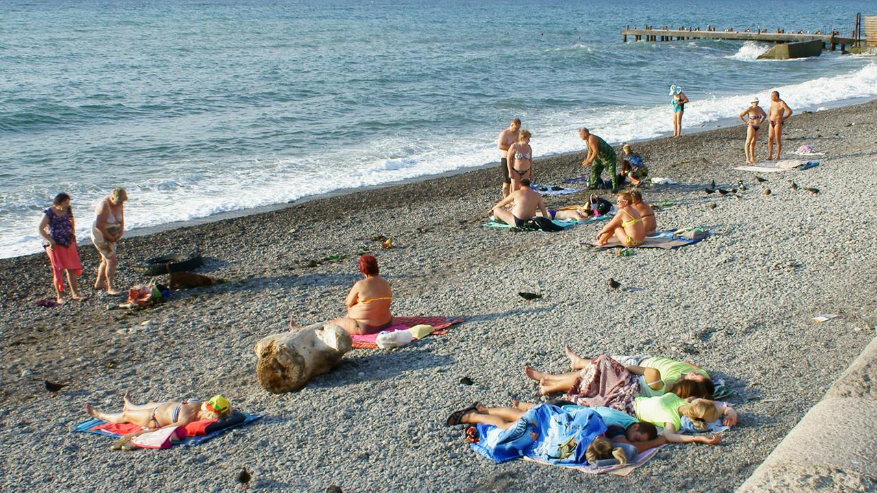 Badende am Strand von Jalta.