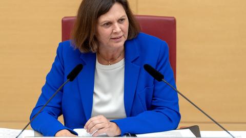 Aigner sitzt an ihrem Platz im Landtag und eröffnet die Sitzung.