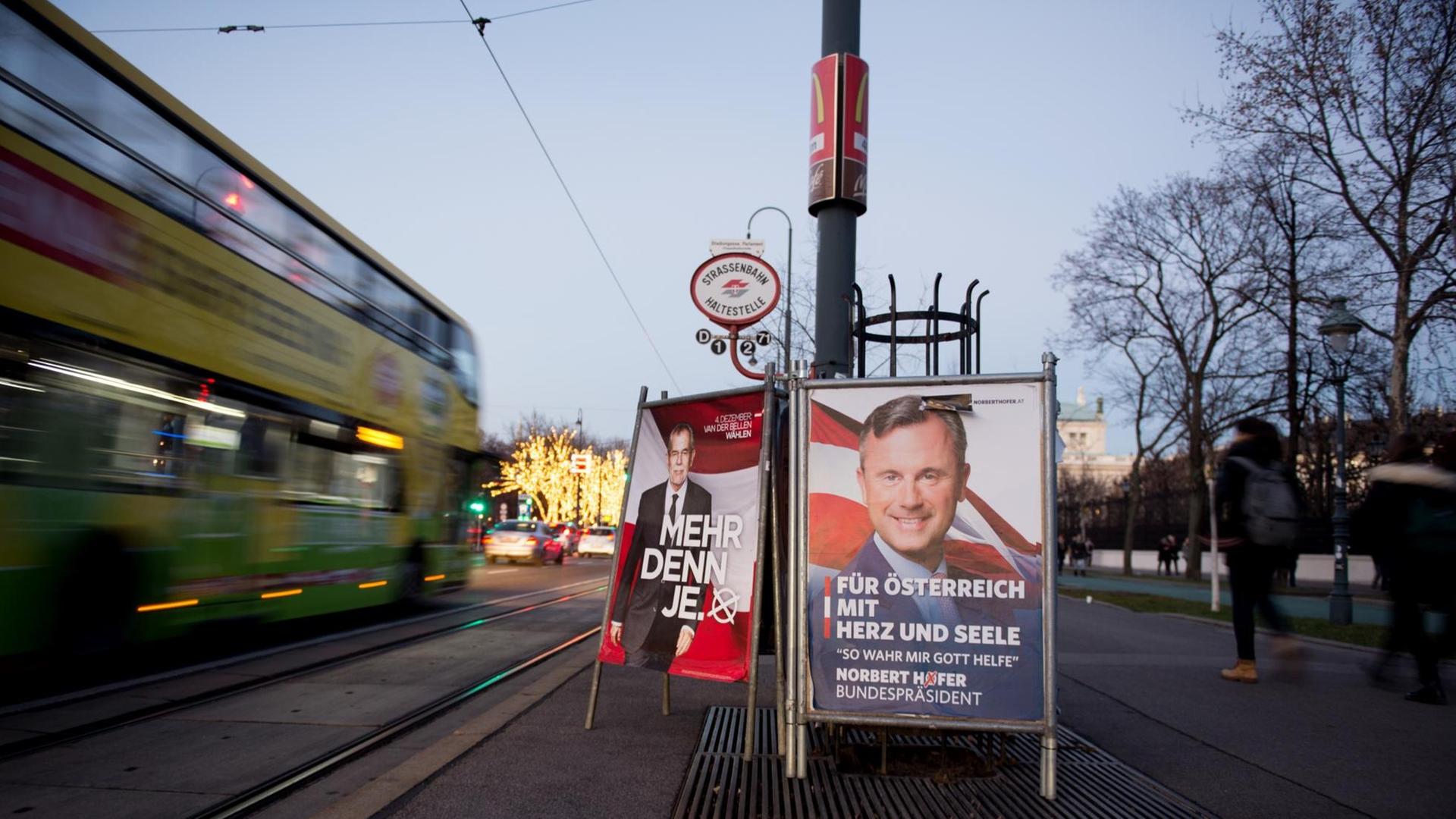 Zwei Wahlplakate der Präsidentschaftskandidaten Norbert Hofer und Alexander Van der Bellen in Wien.
