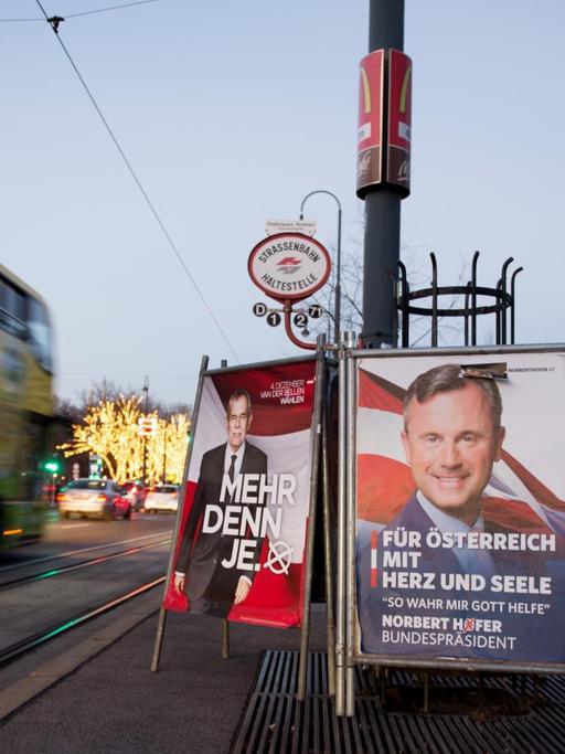 Zwei Wahlplakate der Präsidentschaftskandidaten Norbert Hofer und Alexander Van der Bellen in Wien.