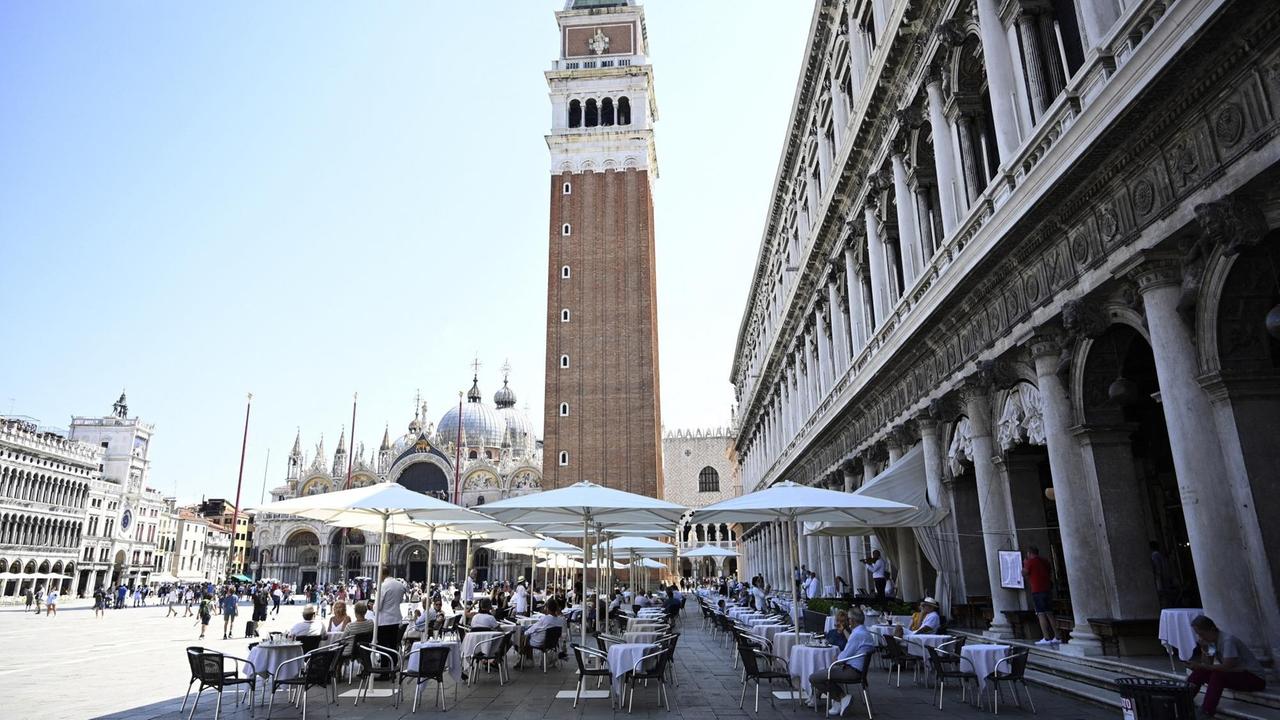 Am 27. Juni 2020 wurden auf dem Markusplatz in Venedig, Italien, die ersten Schirme aufgespannt, die den Platz vor dem Lokal abdecken werden, das vergrößert wurde, um die sichere Anordnung der Tische gemäß den Sicherheitsvorschriften zum Coronavirus zu ermöglichen. Die ersten Decken wurden vor dem Caffè Florian aufgestellt.