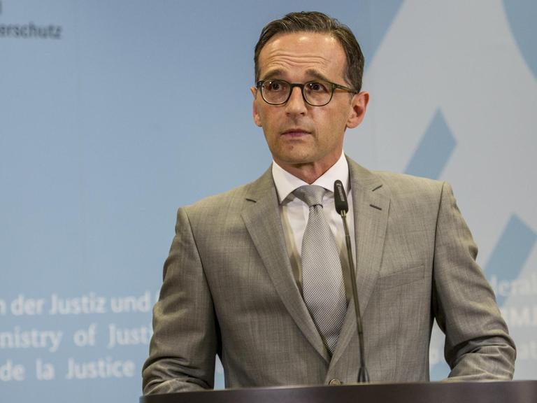 Bundesjustizminister Heiko Maas (SPD) äußert sich in Berlin gegenüber Journalisten zur Affäre um die Landesverrats-Ermittlungen gegen Journalisten des Blogs Netzpolitik.org.