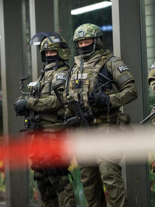 Bewaffnete Polizisten stehen am 31.12.2015 am gesperrten Hauptbahnhof in München, nachdem es eine Warnung vor einem Terroranschlag gegeben hatte.