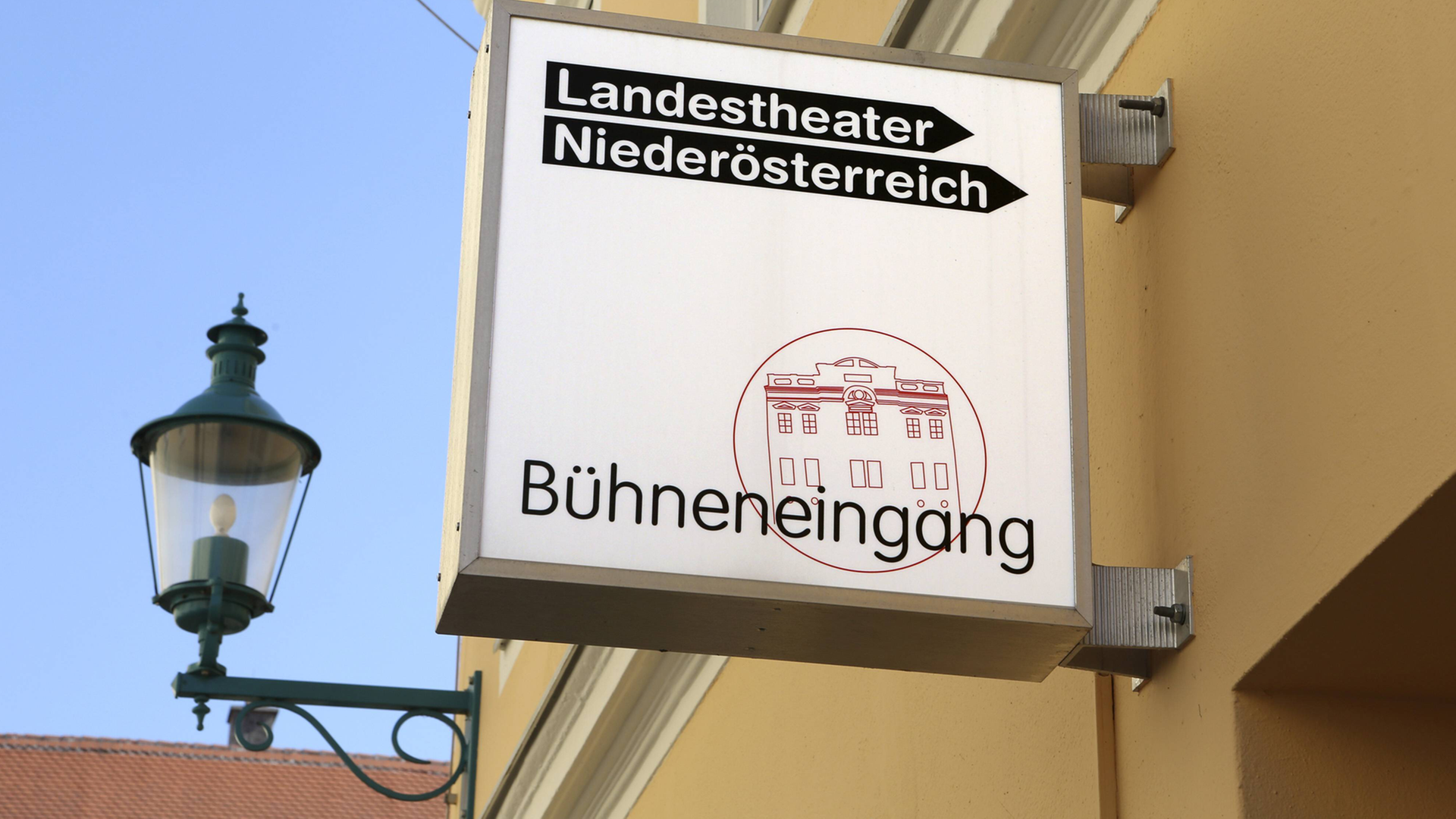 Schild für den Bühneneingang zum Landestheater Niederösterreich in Sankt Pölten.