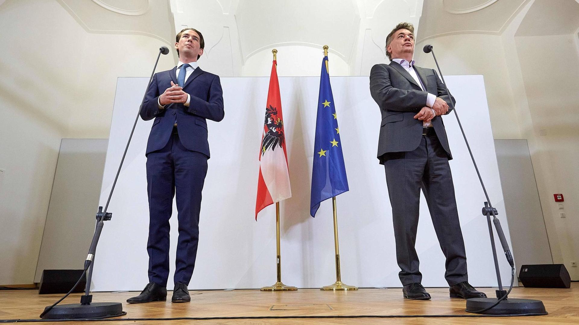 Sebastian Kurz (ÖVP) und Werner Kogler (Grüne) bei der Pressekonferenz in Wien, bei der der erfolgreiche Abschluss der Koalitionsverhandlungen verkündet wurde.