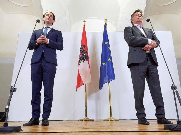 Sebastian Kurz (ÖVP) und Werner Kogler (Grüne) bei der Pressekonferenz in Wien, bei der der erfolgreiche Abschluss der Koalitionsverhandlungen verkündet wurde.