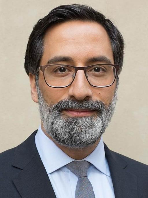 Portraitfoto eines Mannes in mittleren Jahren mit Brille und Bart