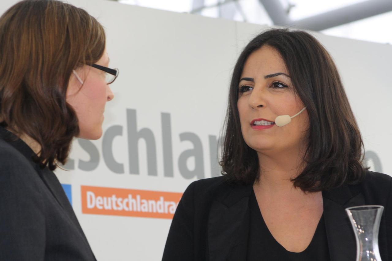 Düzen Tekkal (rechts) im Gespräch mit Monika Dittrich am Stand von Deutschlandradio auf der Leipziger Buchmesse.