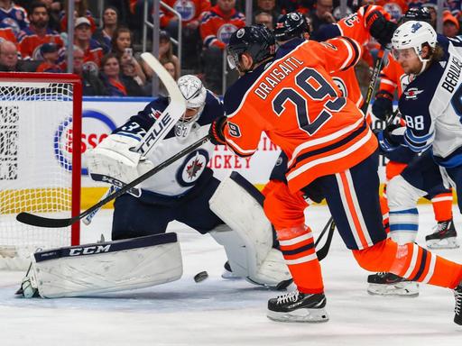 Leon Draisaitl im NHL-Spiel seiner Edmonton Oilers gegen die Winnipeg Jets am 11. März 2020 (Rogers Place in Edmonton)