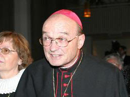 Weihbischof Hans-Jochen Jaschke zu Beginn des Gedenkgottesdienstes für die Opfer eines Busunglücks im ungarischen Siofok in der St. Nikolaikirche in Kiel.