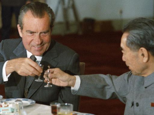 US-Präsident Richard Nixon (l) und der chinesische Premierminister Zhou Enlai am 25. Februar 1972 in Peking. Sie prosten sich gegenseitig zu.