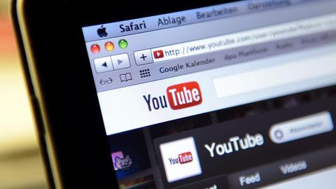 Auf einem Laptop ist in Berlin das Internet-Videoportal YouTube zusehen, aufgenommen am 20.07.2012.