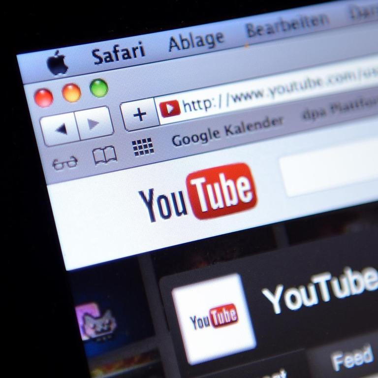 Auf einem Laptop ist in Berlin das Internet-Videoportal YouTube zusehen, aufgenommen am 20.07.2012.
