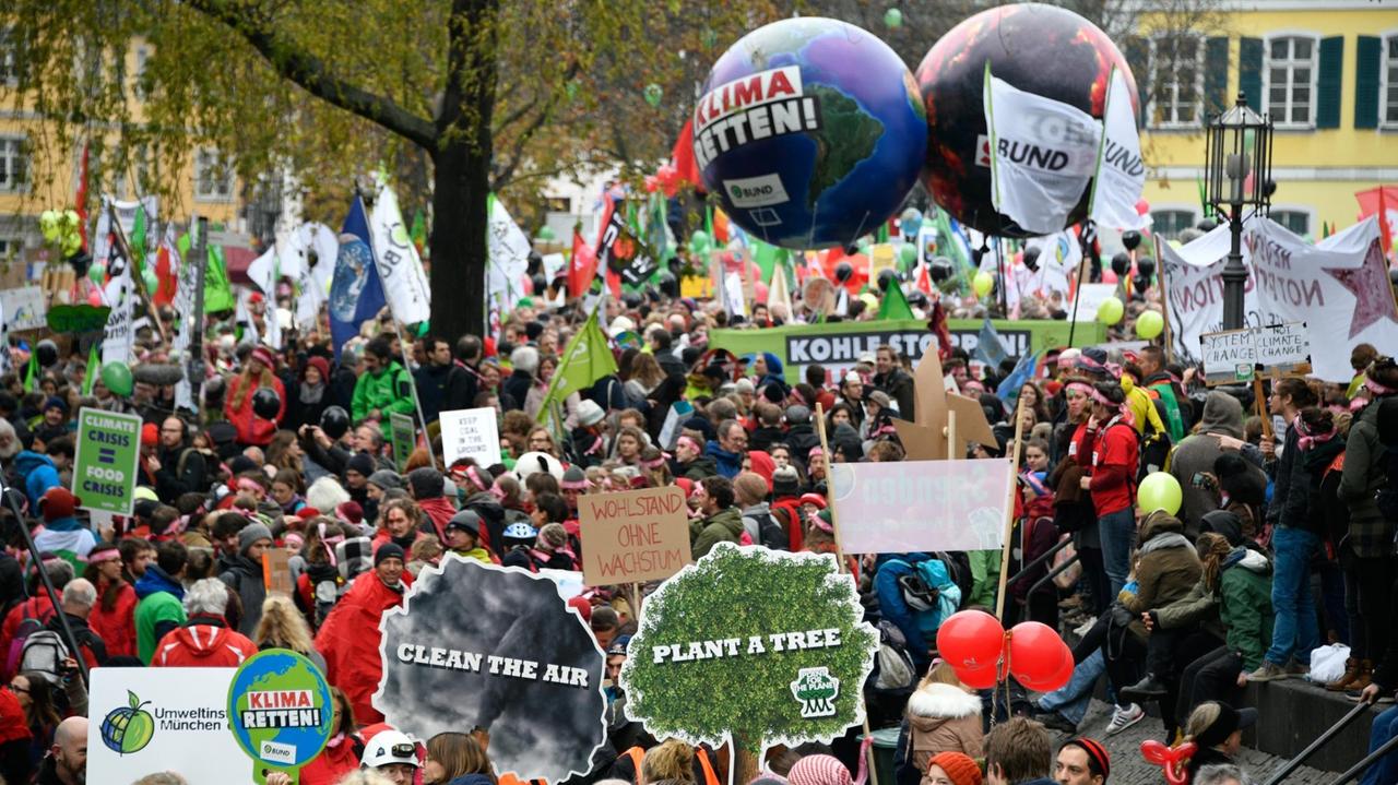 Demonstranten in Bonn fordern vor dem UNO-Weltklimagipfel mehr Engagement für den Klimaschutz.
