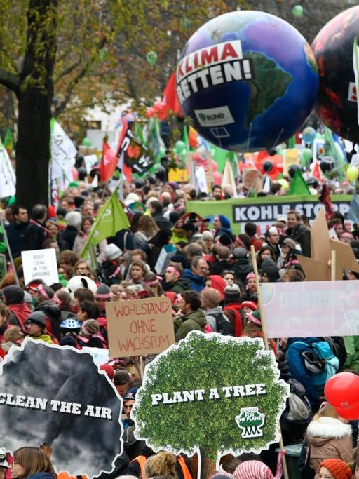 Demonstranten in Bonn fordern vor dem UNO-Weltklimagipfel mehr Engagement für den Klimaschutz.