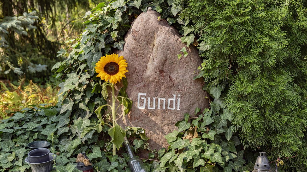 Das Grab des Liedermachers Gerhard Gundermann (1955 - 1998) auf dem Waldfriedhof in Hoyerswerda