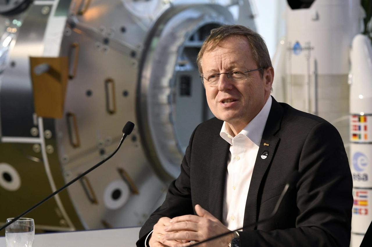 Das Foto zeigt den ESA-Chef Johann-Dietrich Wörner bei einer Pressekonferenz im Deutschen Zentrum für Luft und Raumfahrt im Dezember 2018.