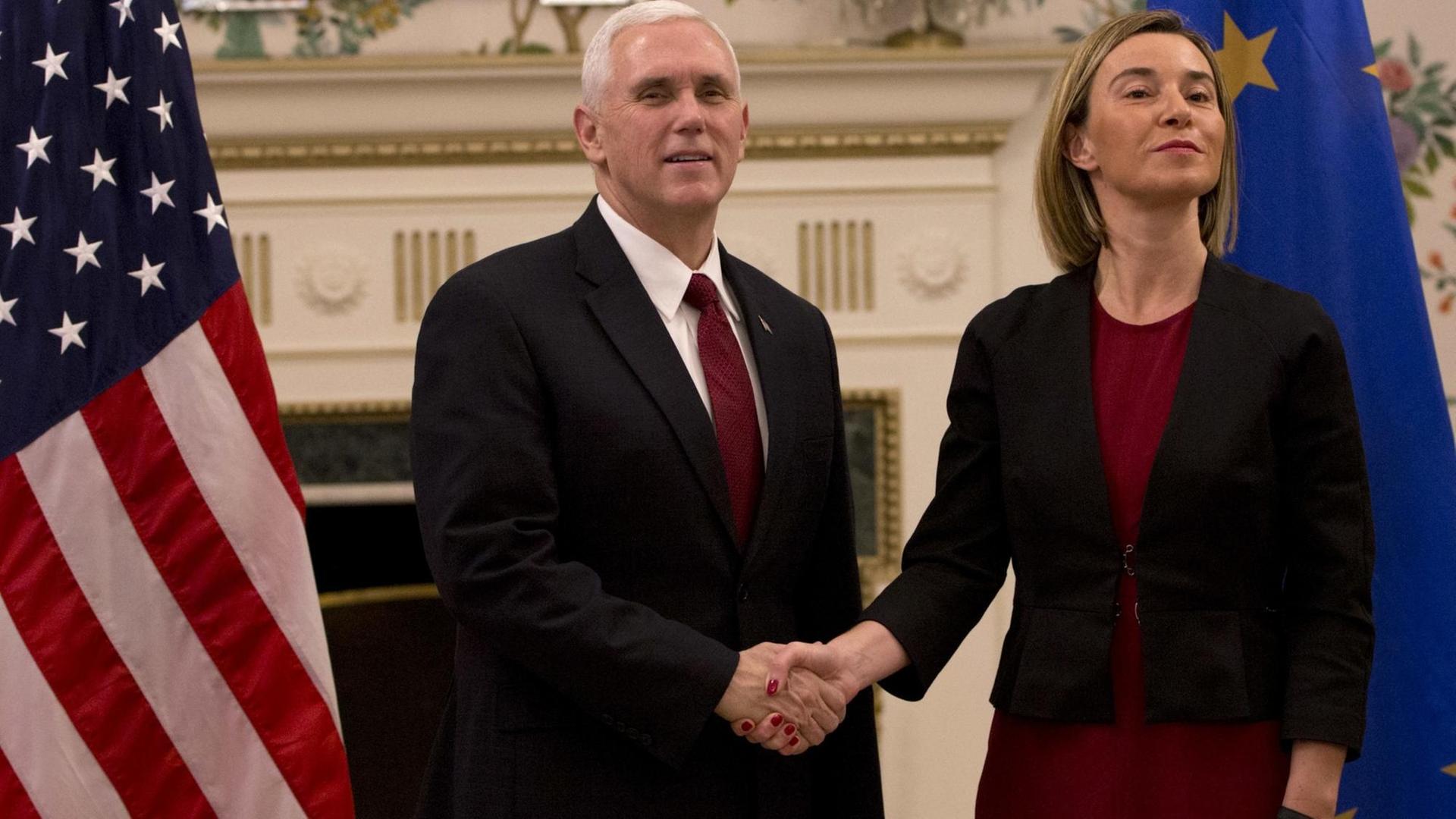 US-Vizepräsident Pence und die EU-Außenbeauftragte Mogherini.