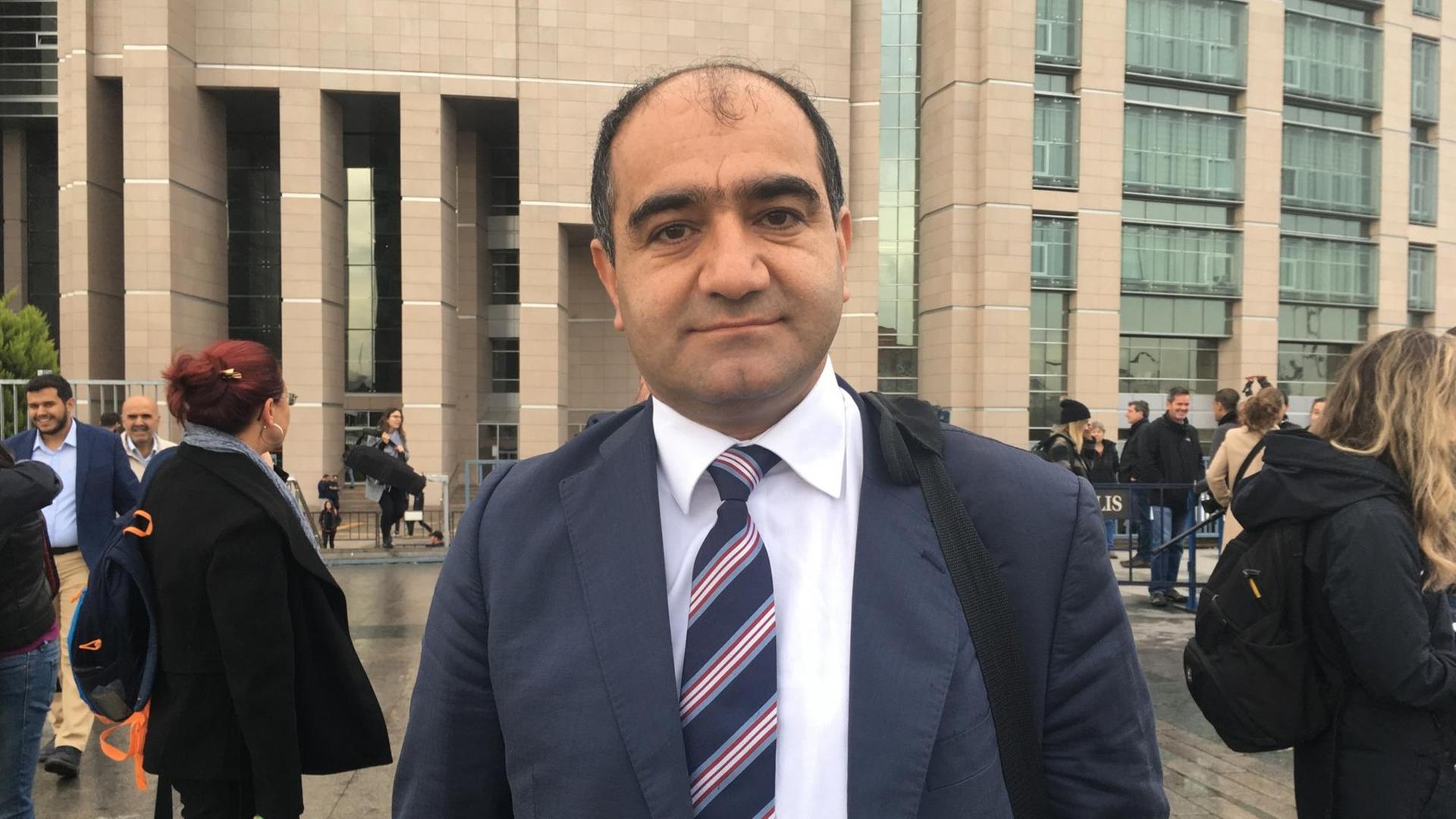 Prozessbeobachter Özcan Mutlu von Bündnis 90/Die Grünen vor dem Gerichtsgebäude in Istanbul (Türkei) im Stadtteil Caglayan.