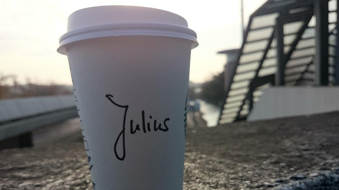 Ein personalisierter Kaffeebecher für unseren Reporter Julius Stucke in Tegel