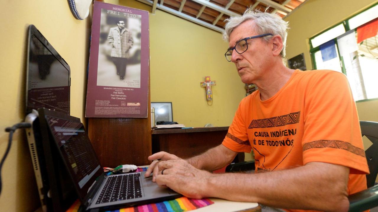 Bruder Xavier Plassat am Schreibtisch in seinem privaten Zimmer in Araguaína