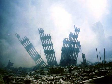 Die Überreste der zusammengestürzten Türme des World Trade Centers in New York