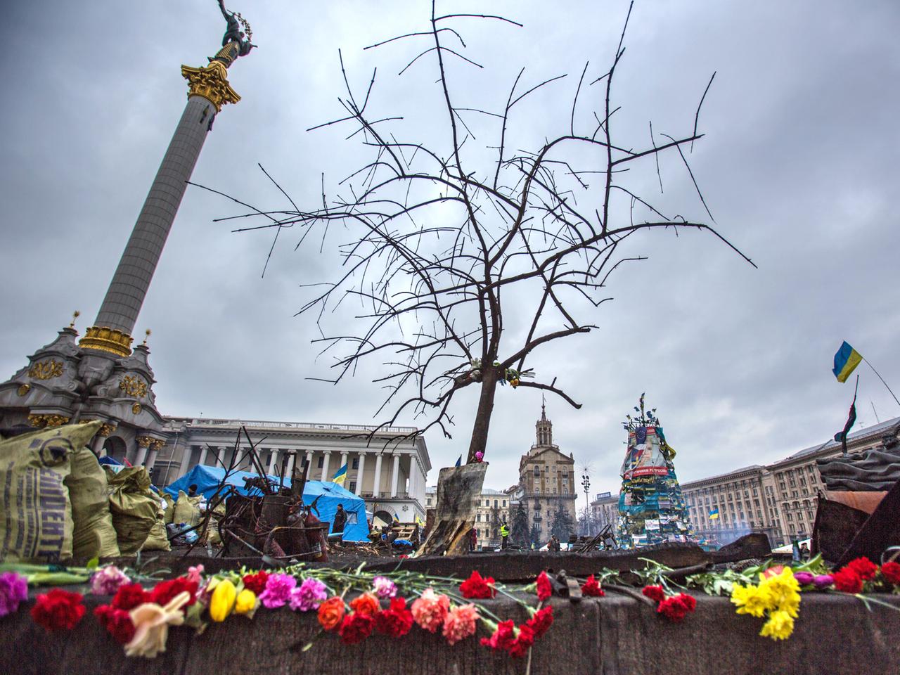 Auf dem Maidan in Kiew erinnern Blumen an die Toten.