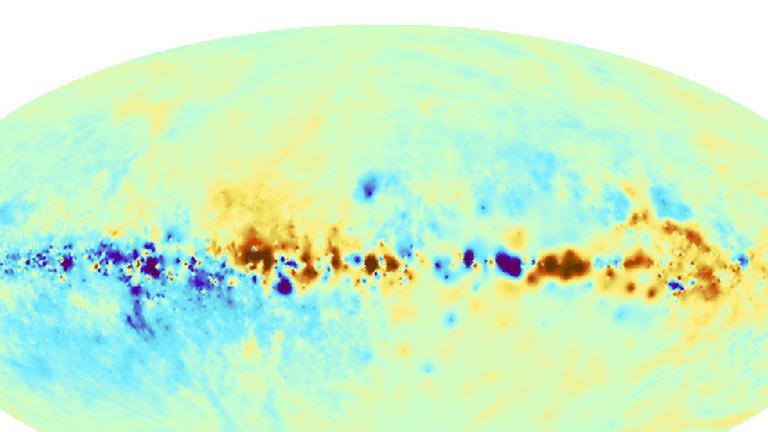 Magnetfeldkarte der Milchstraße: in den roten Bereichen zeigen die Magnetfeldlinien auf den Beobachter, in blauen von ihm weg