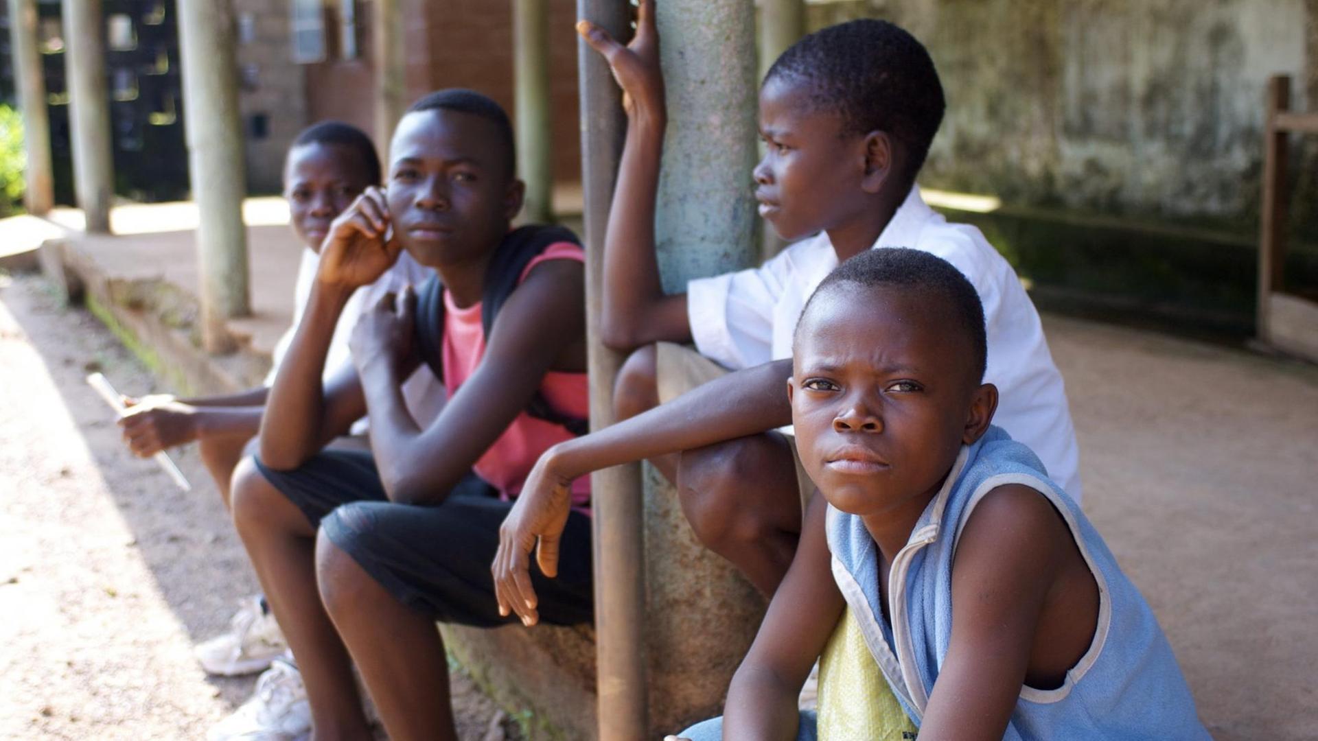 Kinder vor einem Krankenhaus in Kenema, Sierra Leone