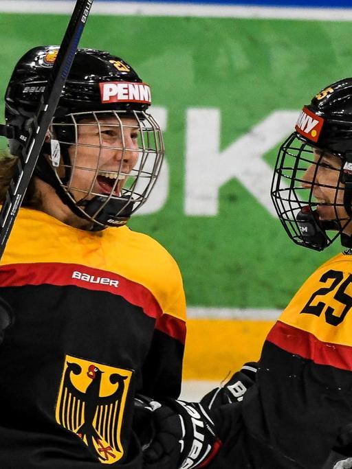 Die deutsche Eishockey-Nationalspielerin Tabea Botthof (li.) und Laura Kluge (re.)