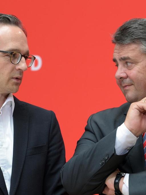 Der SPD-Parteivorsitzende und Vizekanzler Sigmar Gabriel (r.)und Bundesjustizminister Heiko Maas während des Berliner Parteikonvents