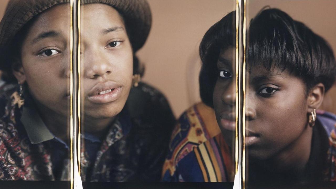 Farbfoto von Dawoud Bey: Zwei Schwarze Frauen blicken in die Kamera.