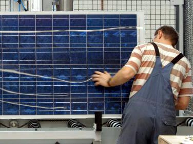 Arbeiter mit Solarpanel Arbeiter mit Solarpanel