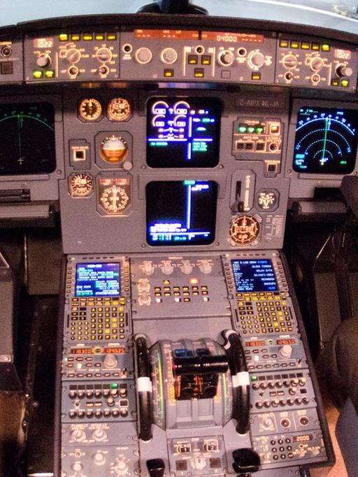 Blick in das Cockpit des verunglückten Airbus A320 mit der Kennung D-AIPX der Fluggesellschaft Germanwings. Das Bild entstand am 22.03.2015 auf dem Flughafen in Düsseldorf (Nordrhein-Westfalen) nach einem der letzten Flüge vor dem Absturz der Maschine in Frankreich.