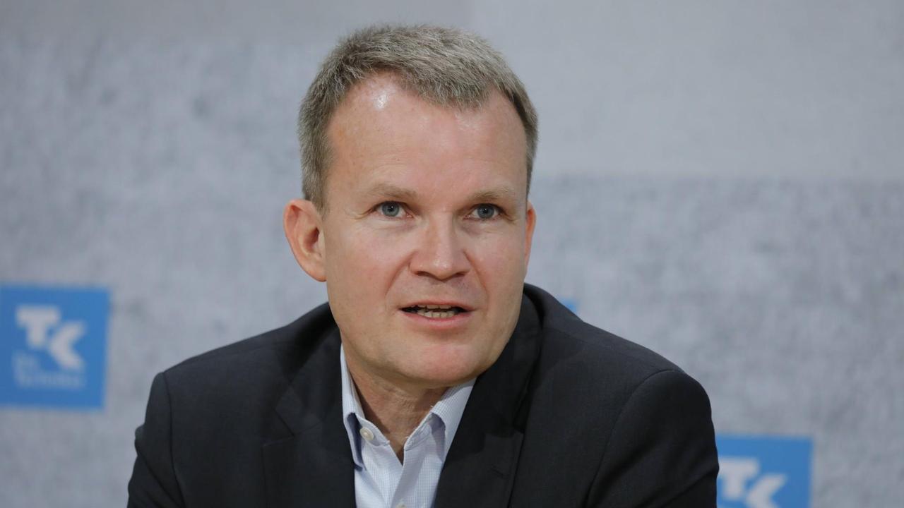 Jens Baas, Vorstandsvorsitzender der TK Deutschland, aufgenommen 2018 bei einer Pressekonferenz in Berlin