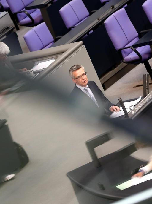 Thomas de Maizière verteidigt im Bundestag das IT-Sicherheitsgesetz.