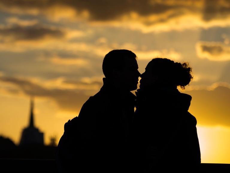 Themenbild: Ein Mann und eine Frau küssen sich.
