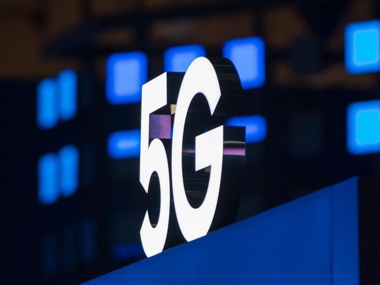 5G steht am 09.01.2019 im Rahmen der Consumer Electronics Show (CES) in Las Vegas (USA) in grossen Lettern am Stand von Samsung.