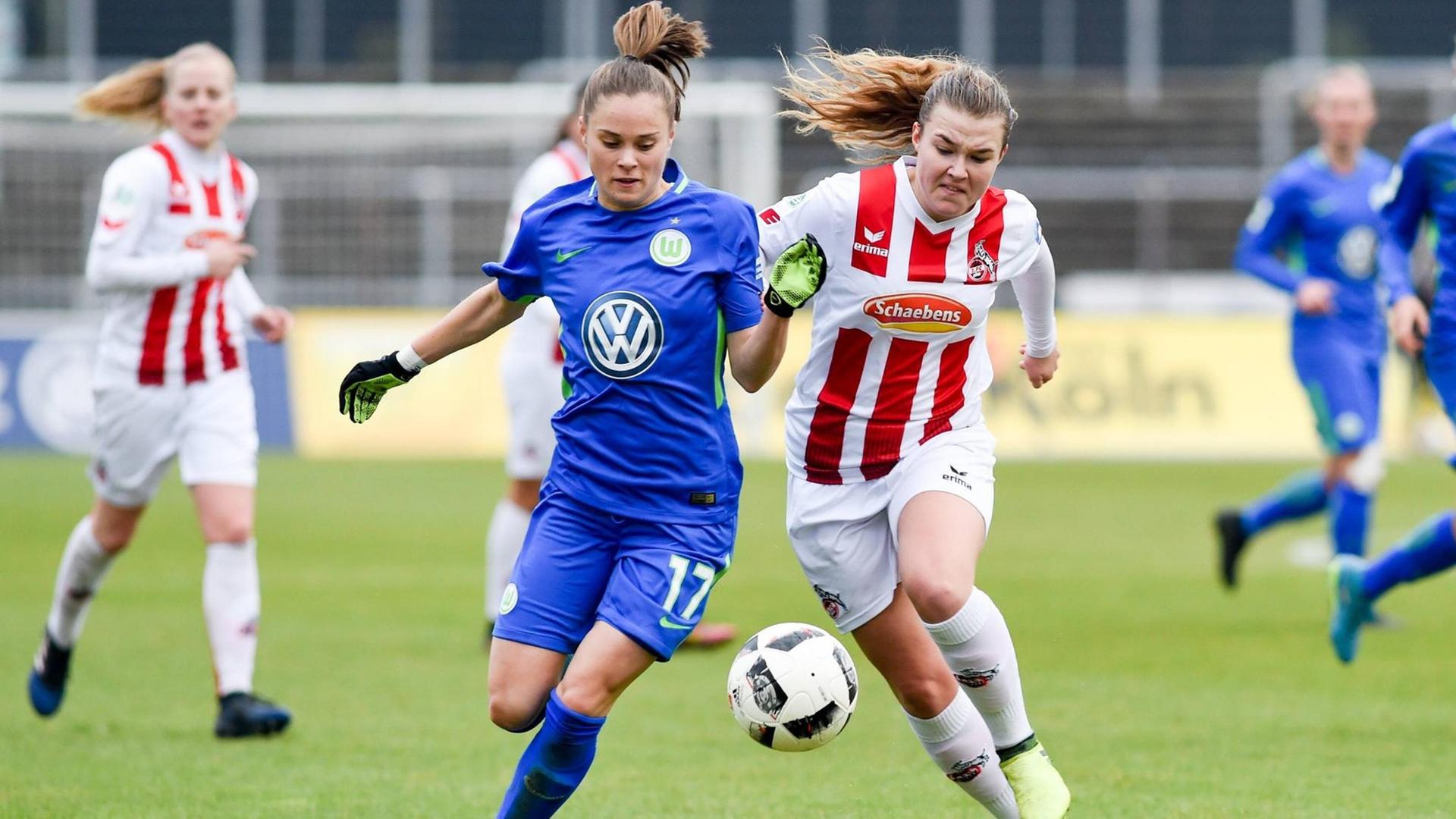 Ewa Pajor (VfL Wolfsburg, 17) und Ann Kathrin Vinken (1. FC Köln) im Zweikampf.