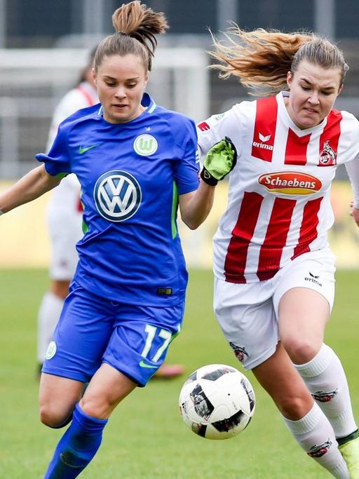Ewa Pajor (VfL Wolfsburg, 17) und Ann Kathrin Vinken (1. FC Köln) im Zweikampf.