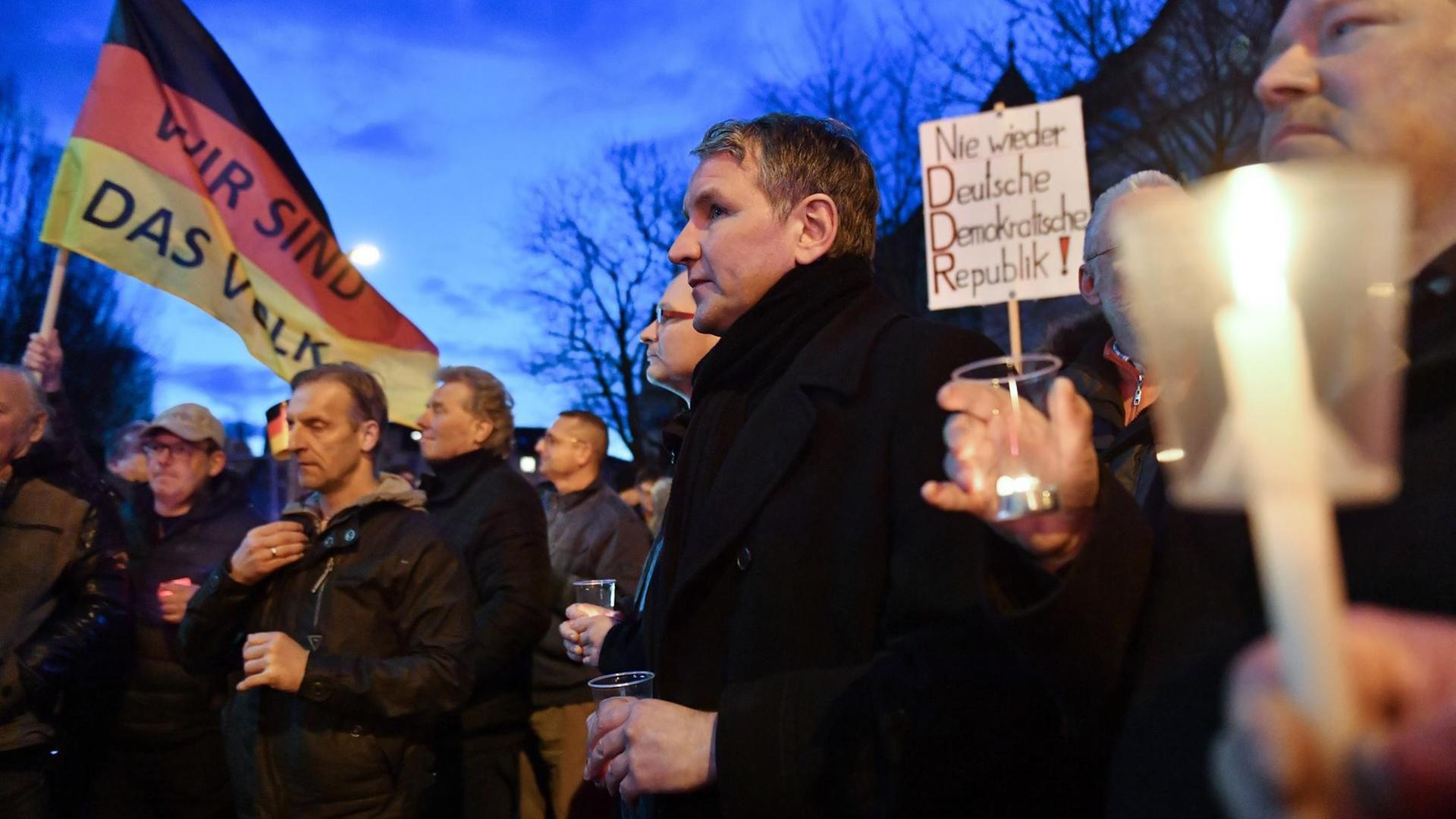 Björn Höcke (Mitte), Fraktionschef der AfD im Thüringer Landtag, protestiert Anfang März mit Mitgliedern und Anhängern der AfD am Thüringer Landtag gegen eine mögliche Wahl des Linke-Politikers Bodo Ramelow.