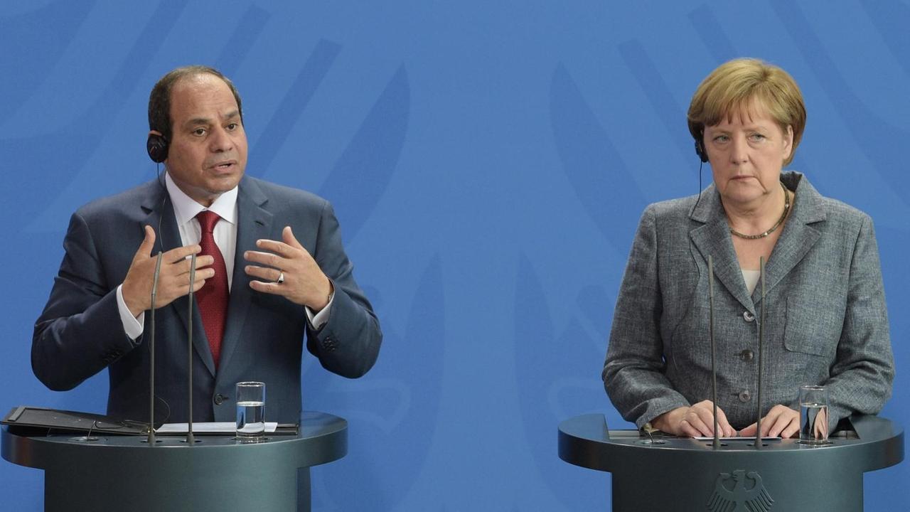 Bundeskanzlerin Angela Merkel (CDU) und der ägyptische Präsident Abdel Fattah al-Sisi äußern sich am 03.06.2015 bei einer Pressekonferenz im Bundeskanzleramt in Berlin.