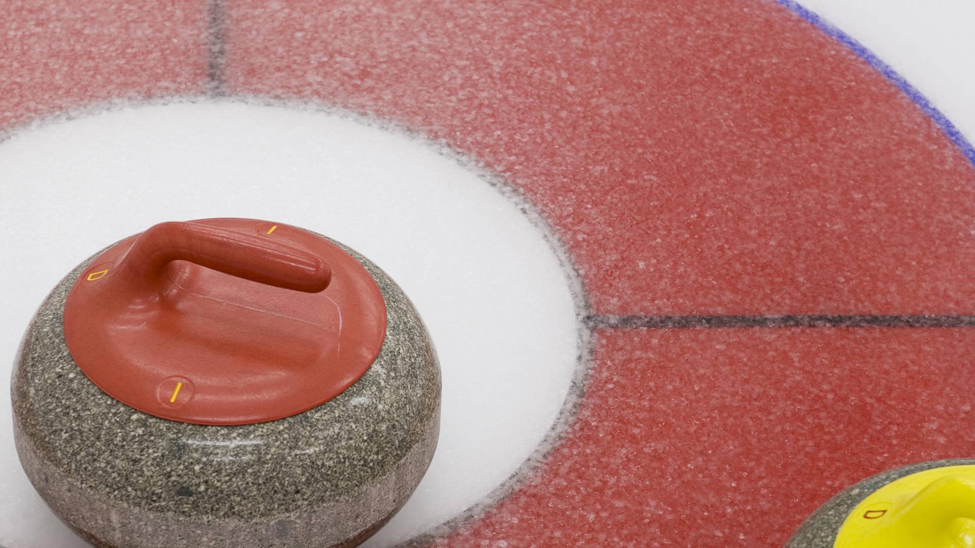 Curling rocks ,die Spielsteine aus Granit, auf einer Spielfläche mit Eis.