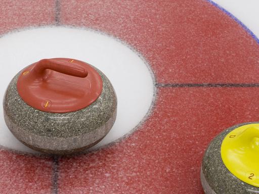 Curling rocks ,die Spielsteine aus Granit, auf einer Spielfläche mit Eis.