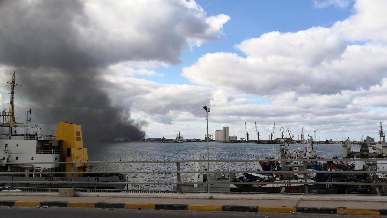 Dichter Raum steigt vor der Küste von Tripolis auf, wo ein mit waffen beladenes türkisches Schiff im Februar 2020 zerstört worden sein soll 